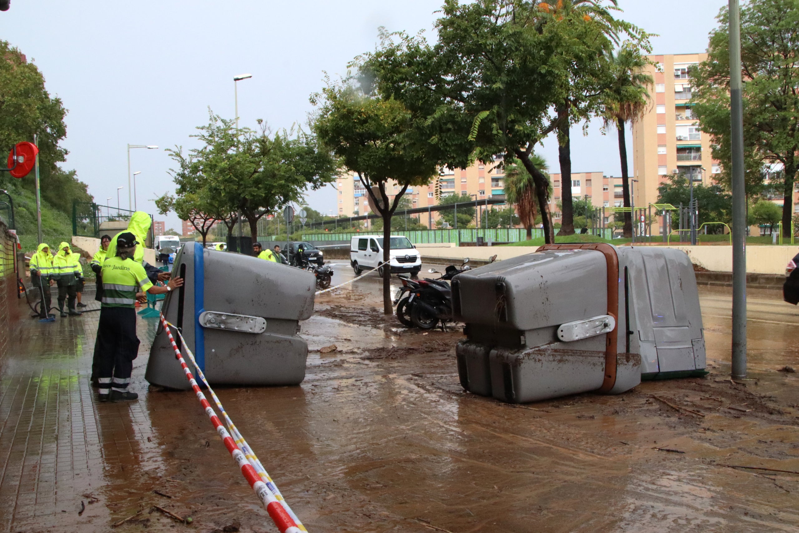 Contenidors caiguts a la Via Favència / ACN-Blanca Blay