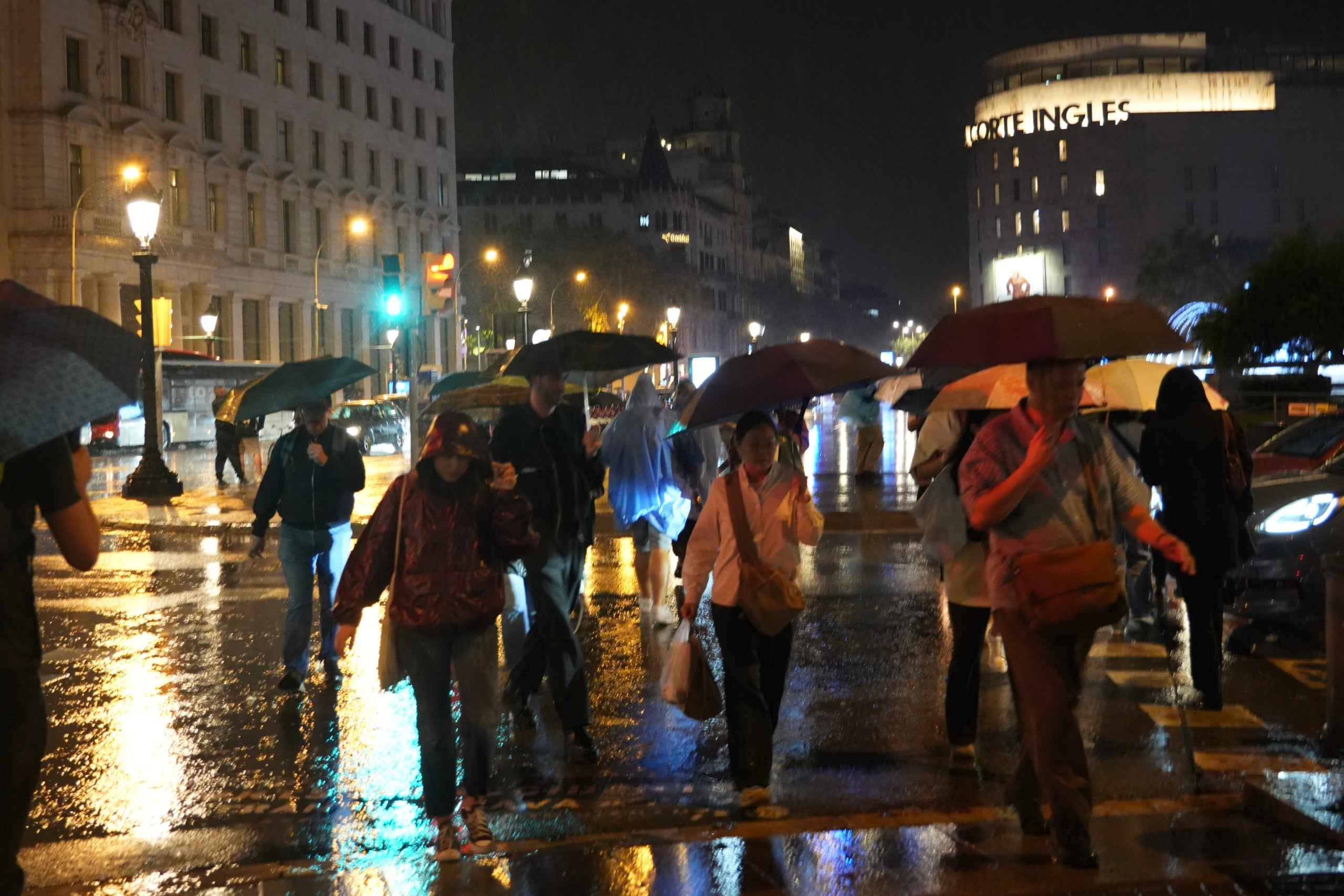 Ciutadans caminen sota la pluja aquest dissabte a Barcelona / ACN-Nico Tomás