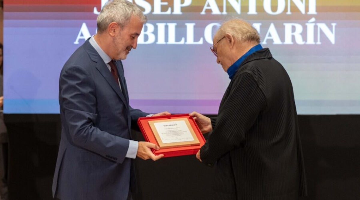 Acebillo rep el guardó a la seva trajectòria de mans de Collboni / Ajuntament de Barcelona