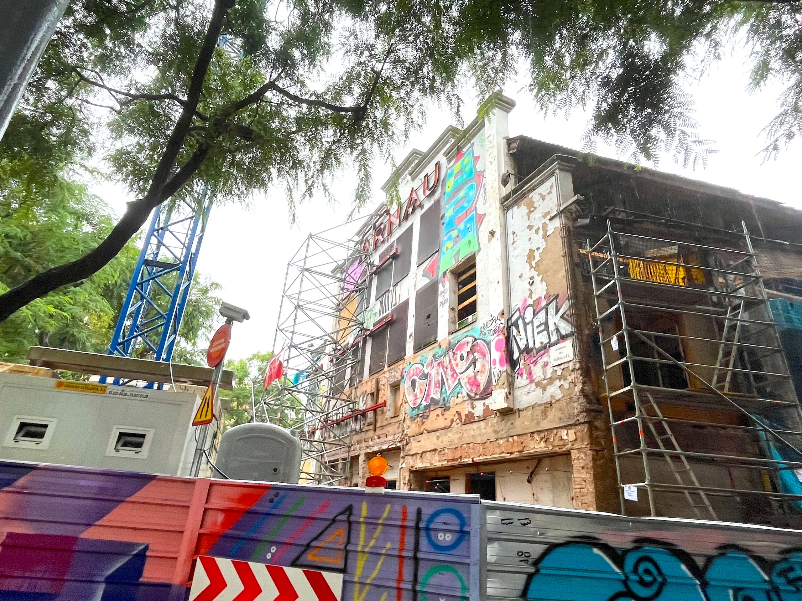 Les obres del Teatre Arnau, molt endarrerides, aquest dissabte, amb la perspectiva des de la cruïlla del carrer Nou de la Rambla amb el Paral·lel / S.B.
