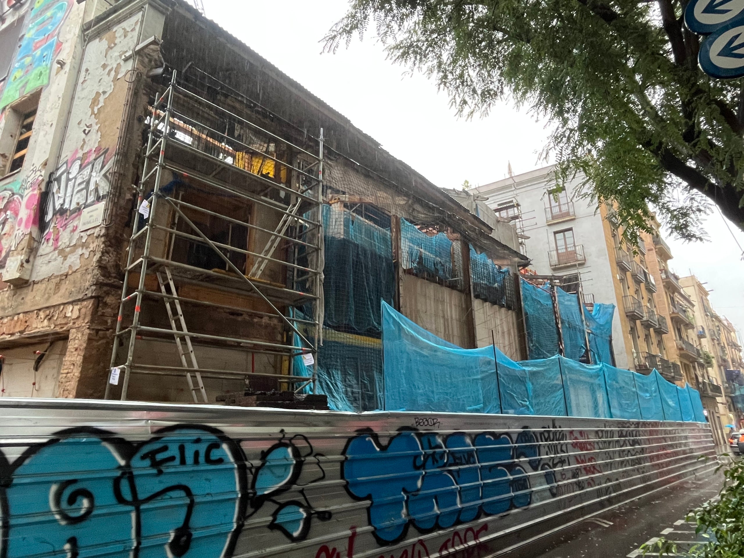 Les obres del teatre Arnau, vistes pel lateral del carrer Nou de la Rambla / S.B.