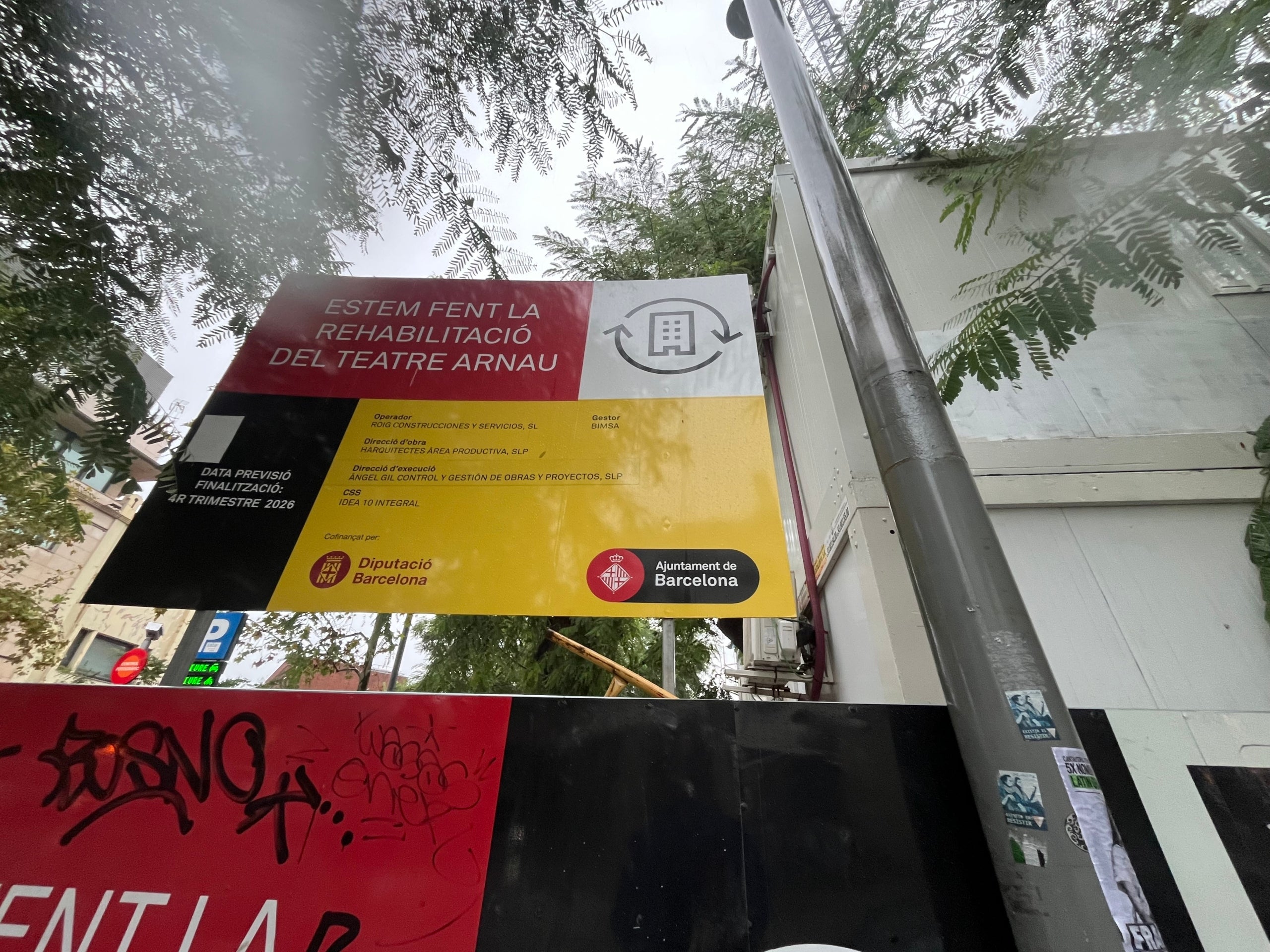 El rètol de les obres del teatre Arnau, que anuncia el final dels treballs per al quart trimestre de 2026 / S.B.
