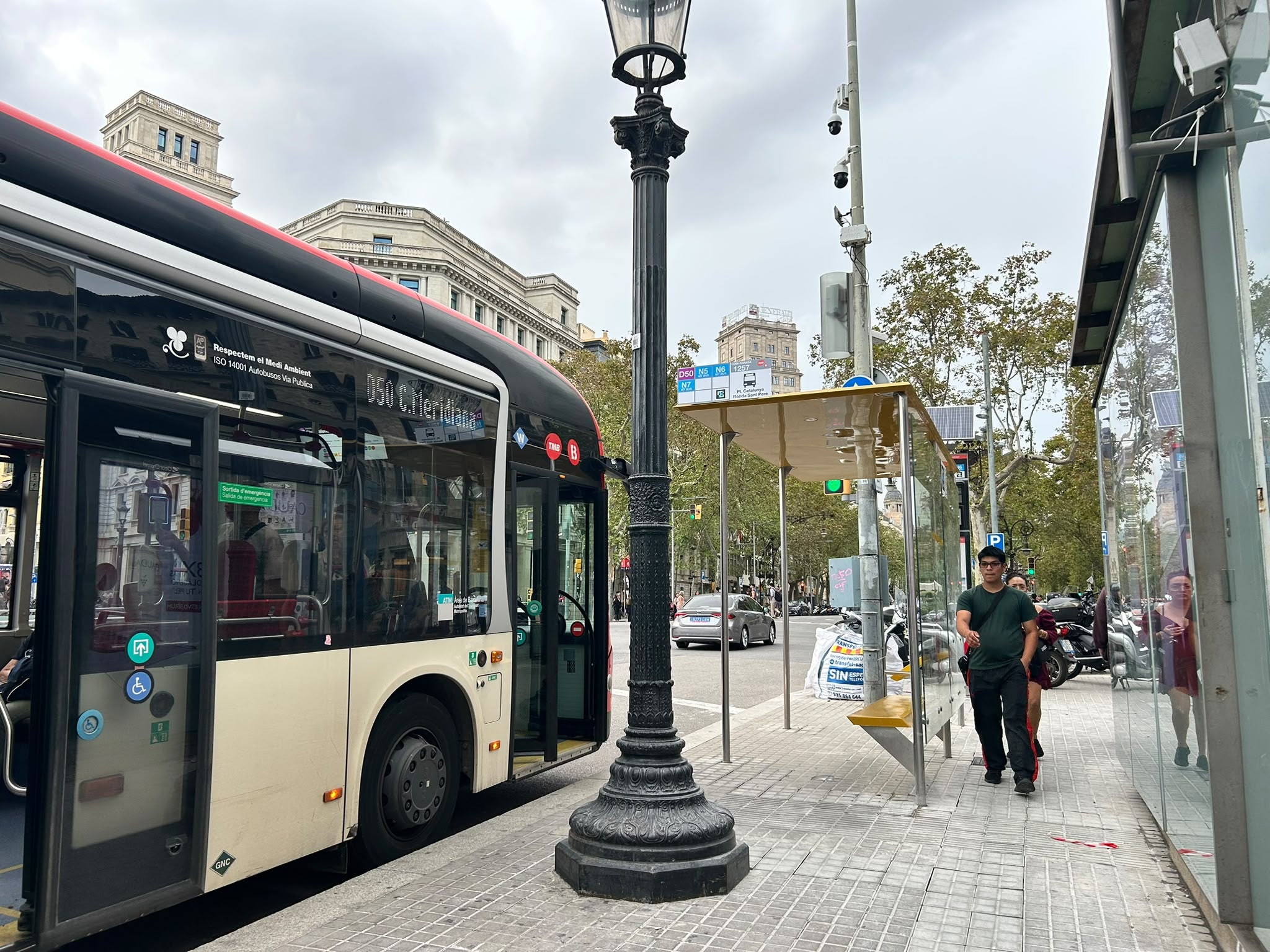 Un bus D50 arriba a la parada de la plaça de Catalunya, amb la marquesina nova / Sindicatura de Greuges de Barcelona