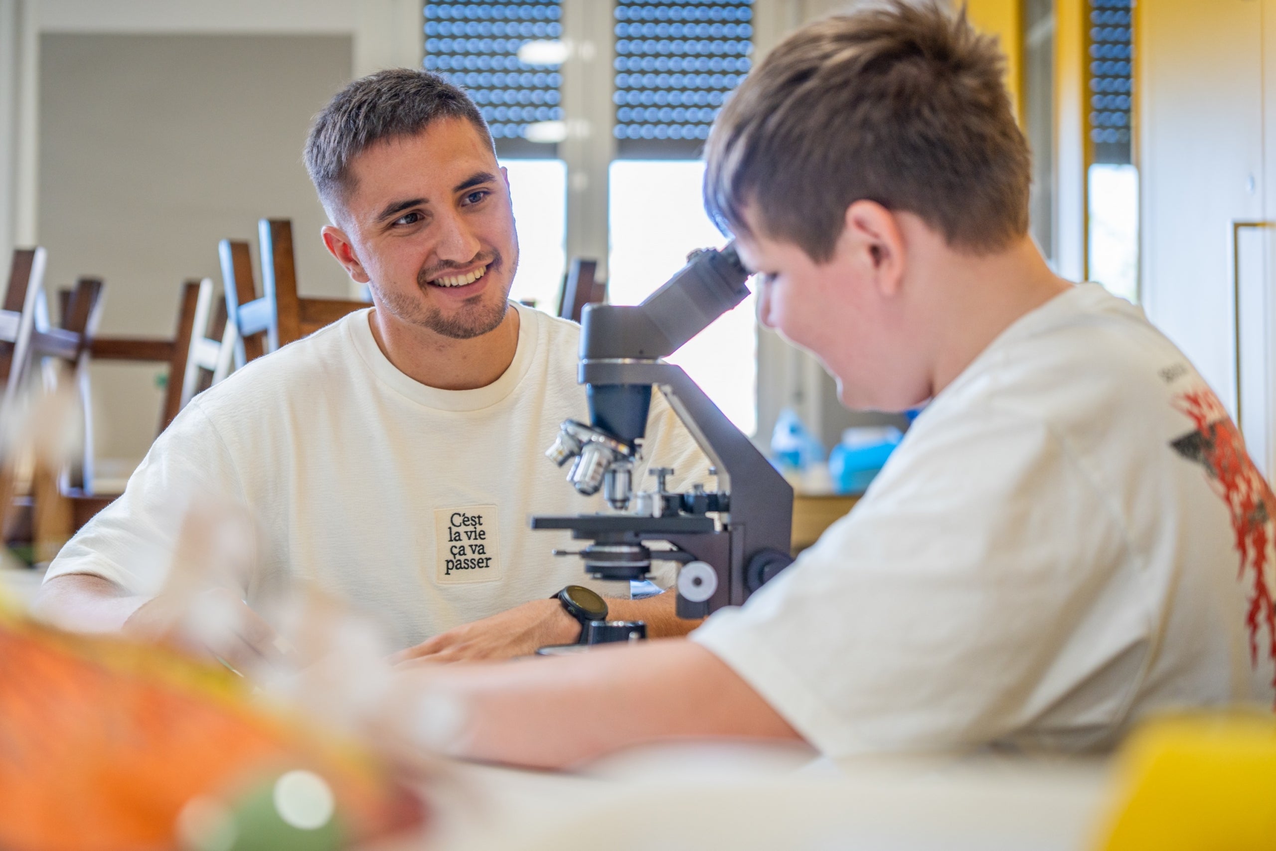 Izan Bonilla i Joan Cruz al laboratori. Foto: Fundació ”la Caixa”