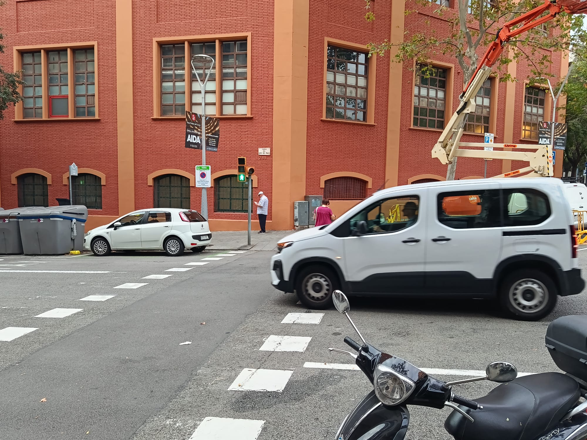Una vianant travessa un pas de vianants a Barcelona amb un semàfor intermitent, mentre un cotxe espera / Jordi Subirana