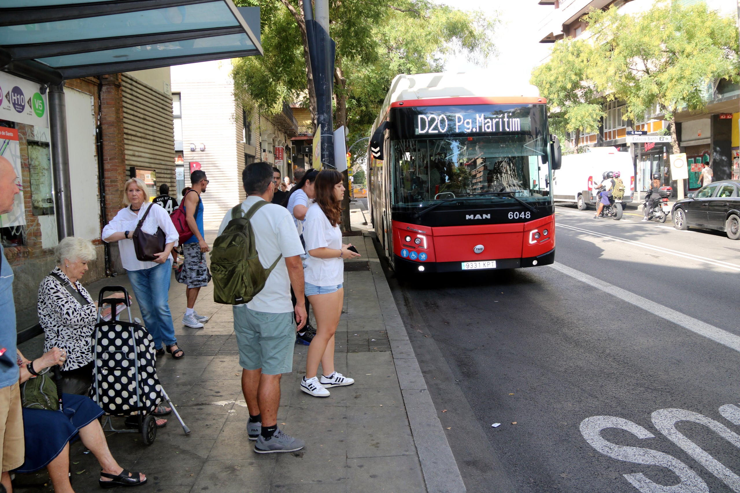 Passatgers esperen el bus D20 durant la vaga del 22 de setembre / ACN-Jordi Bataller