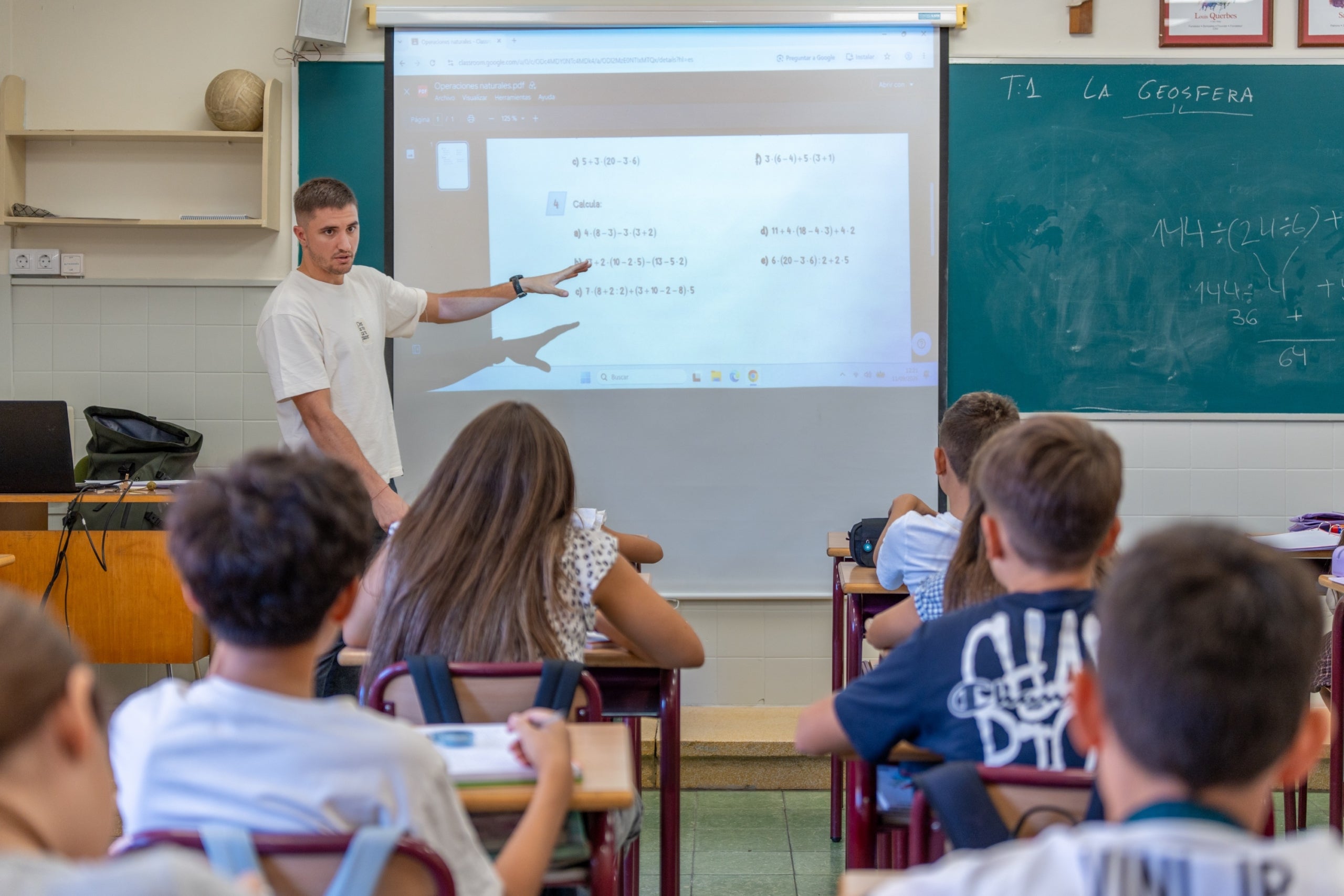 Joan Cruz fent classe al col·legi Sant Viator d'Osca. Foto: Fundació ”la Caixa”