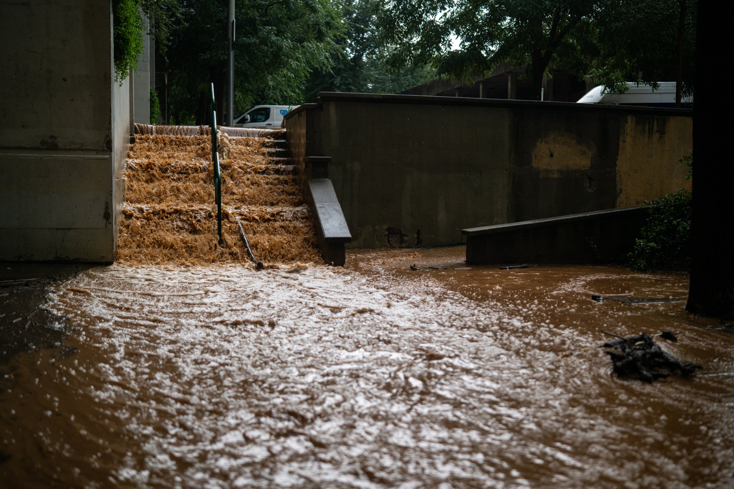Un carrer inundat al centre de Nou Barris aquest dilluns en ple temporal / Lorena Sopena / Europa Press