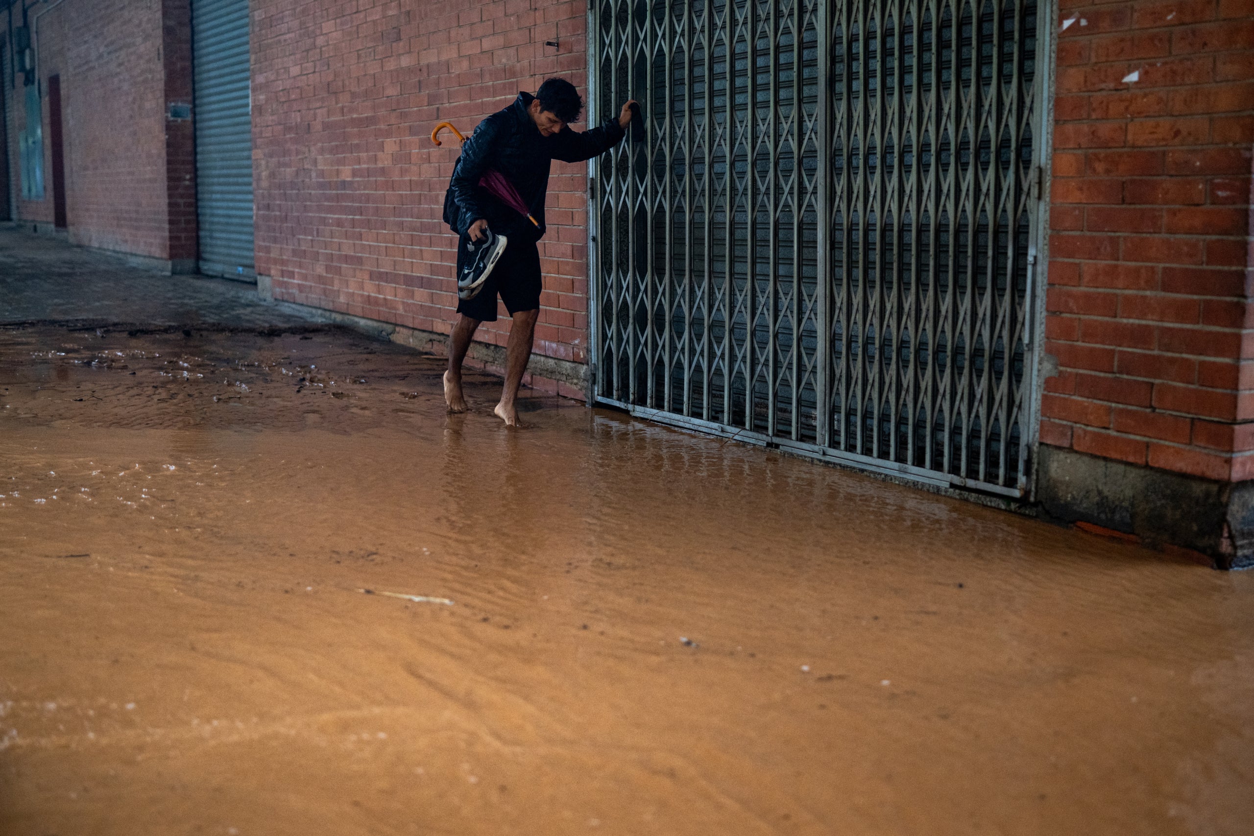 Un carrer inundat al centre de Nou Barris aquest dilluns en ple temporal / Lorena Sopena / Europa Press