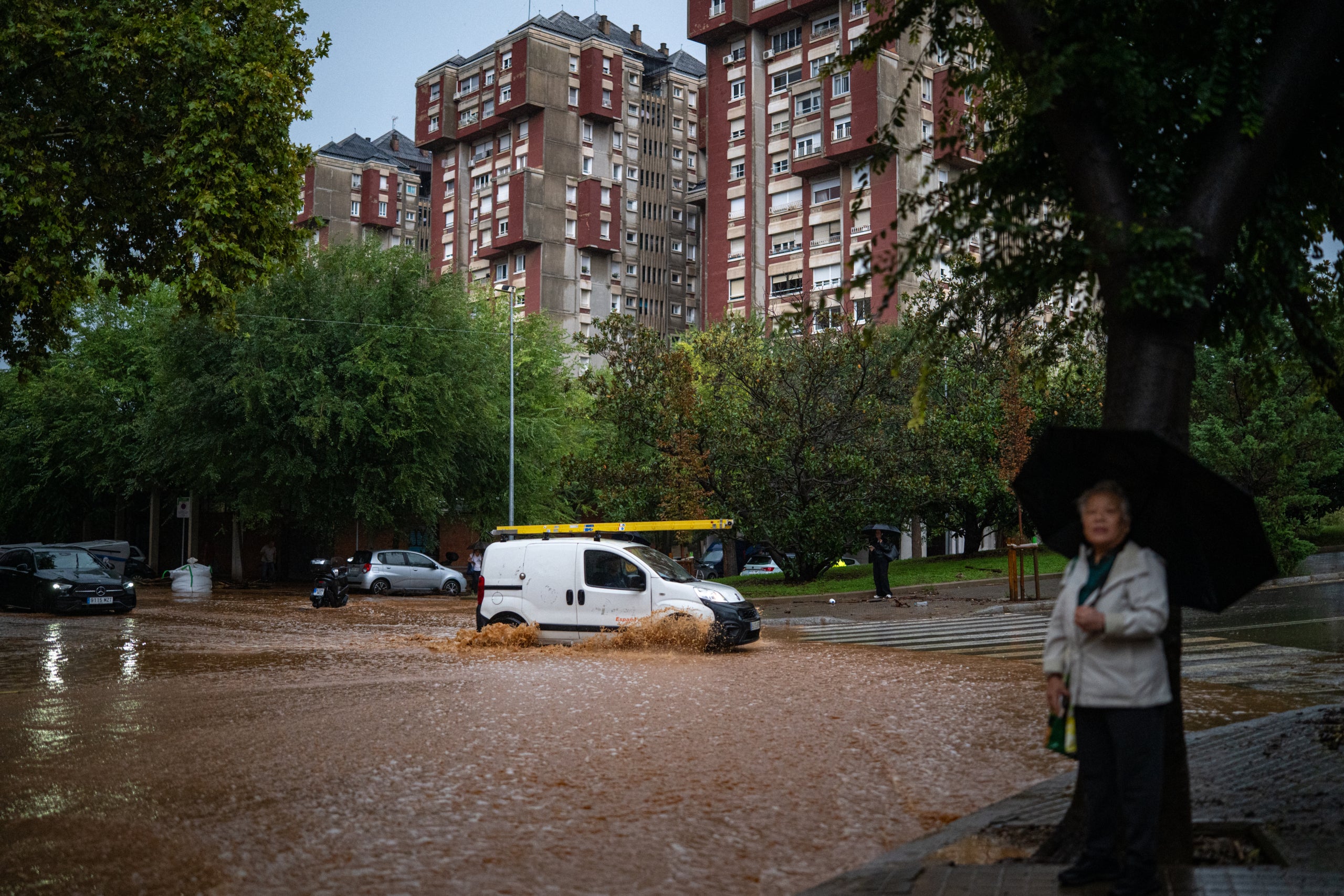 Un carrer inundat al centre de Nou Barris aquest dilluns en ple temporal / Lorena Sopena / Europa Press