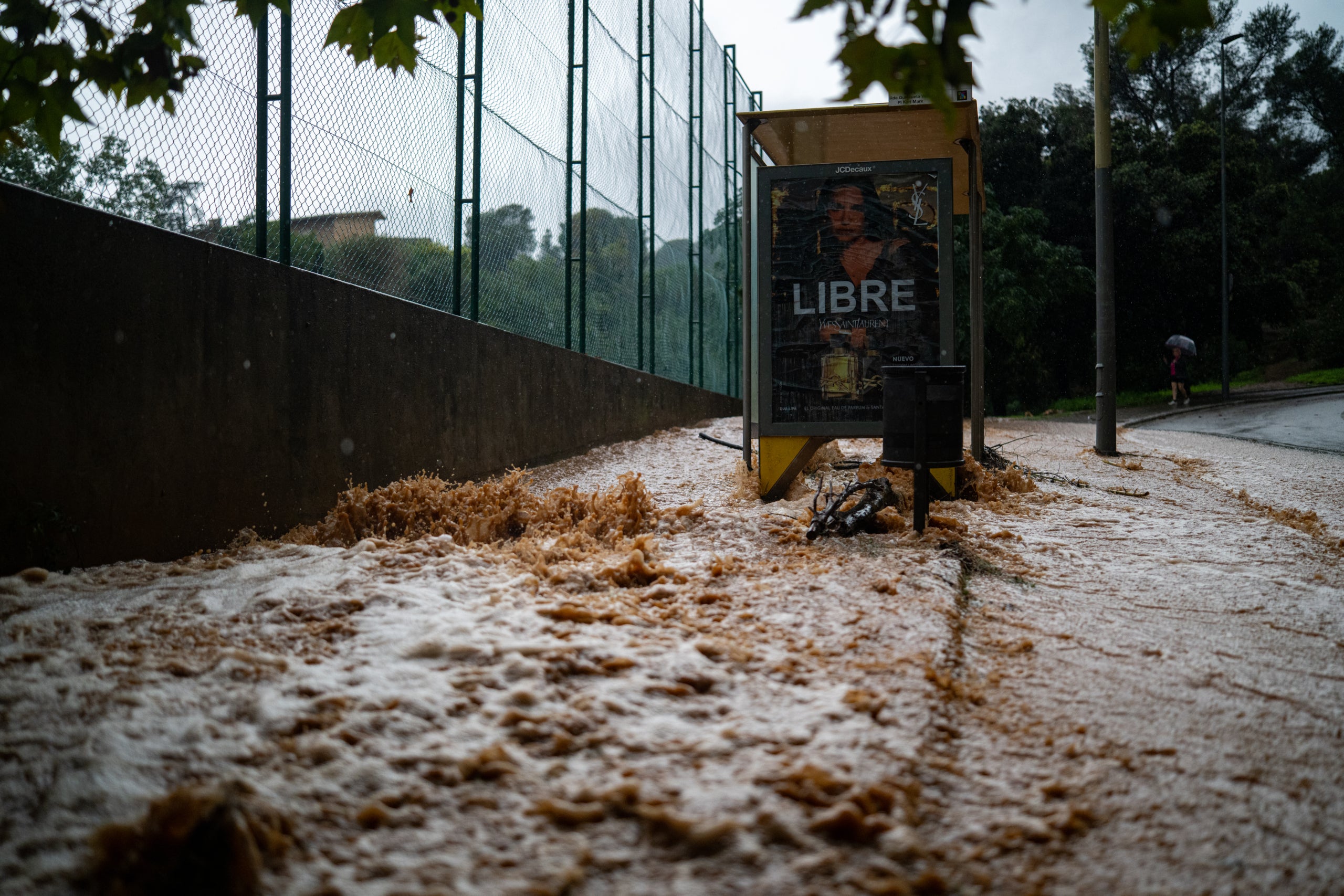 Un carrer inundat al centre de Nou Barris aquest dilluns en ple temporal / Lorena Sopena / Europa Press