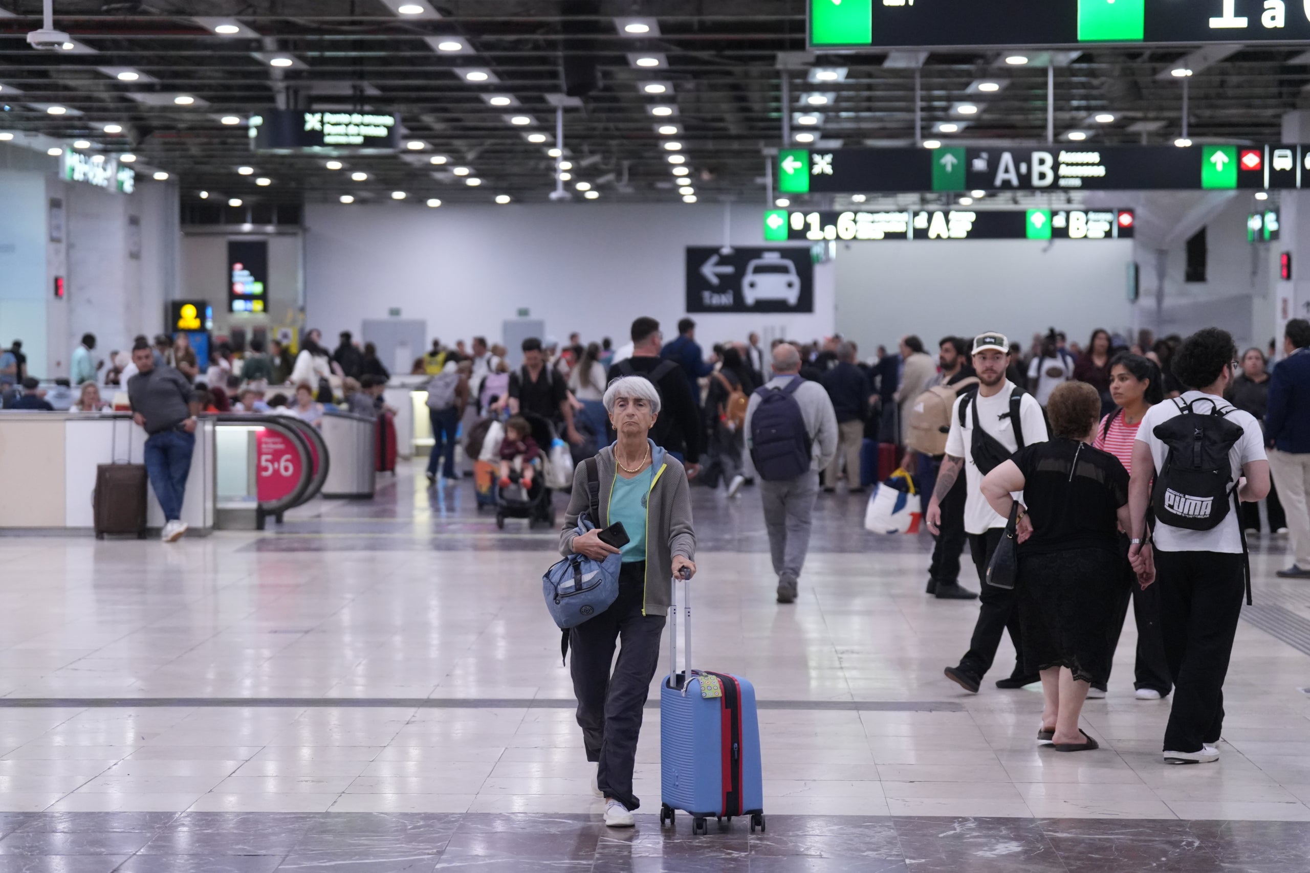 Algunes de les escenes d'aquest matí de col·lapse a Rodalies des de l'estació de Sants, a Barcelona / David Zorrakino / Europa Press