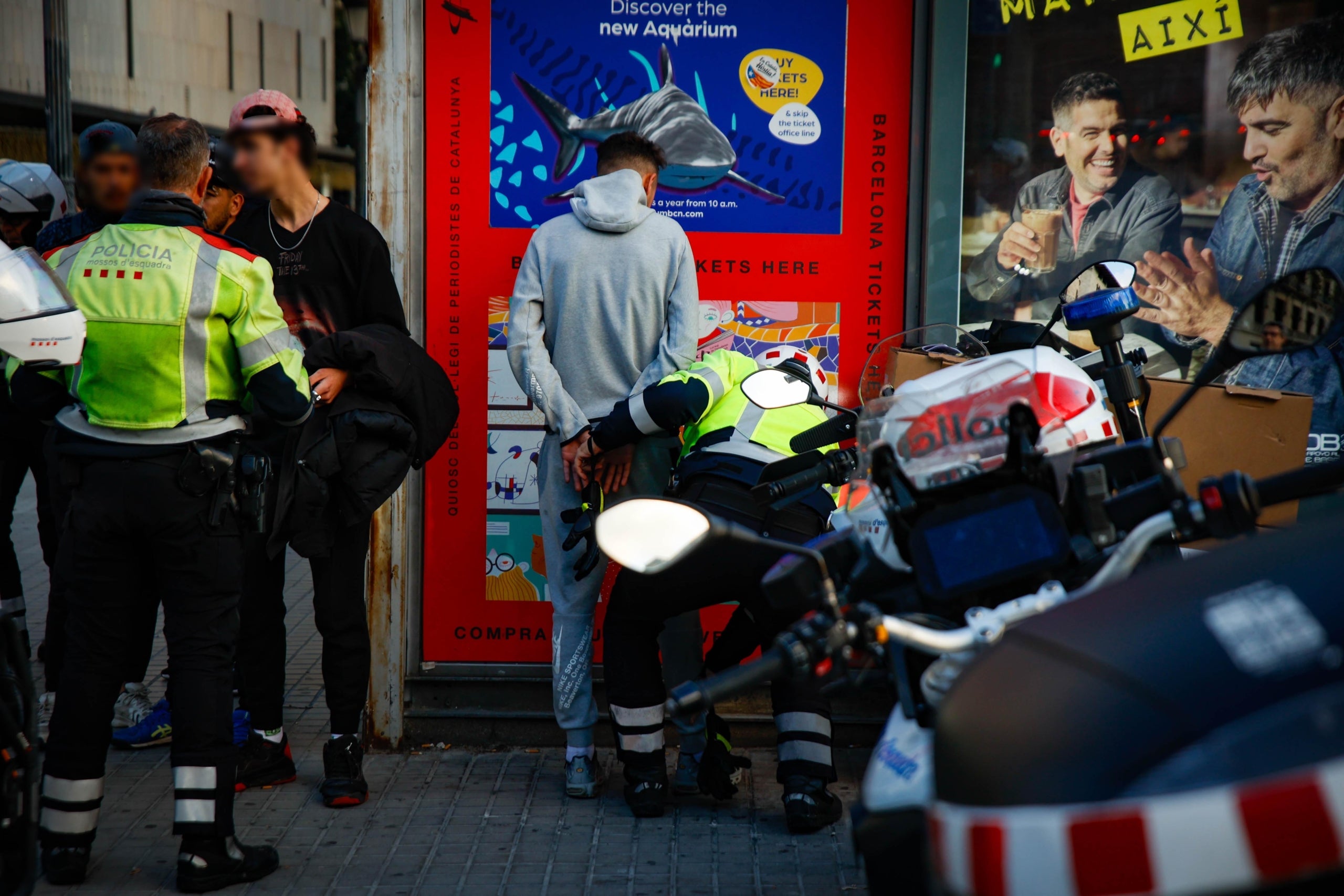 Un jove identificat pels Mossos d'Esquadra aquest dissabte a la tarda al voltant de la plaça de Catalunya, on hi havia previstos aldarulls / Kike Rincón / Europa Press