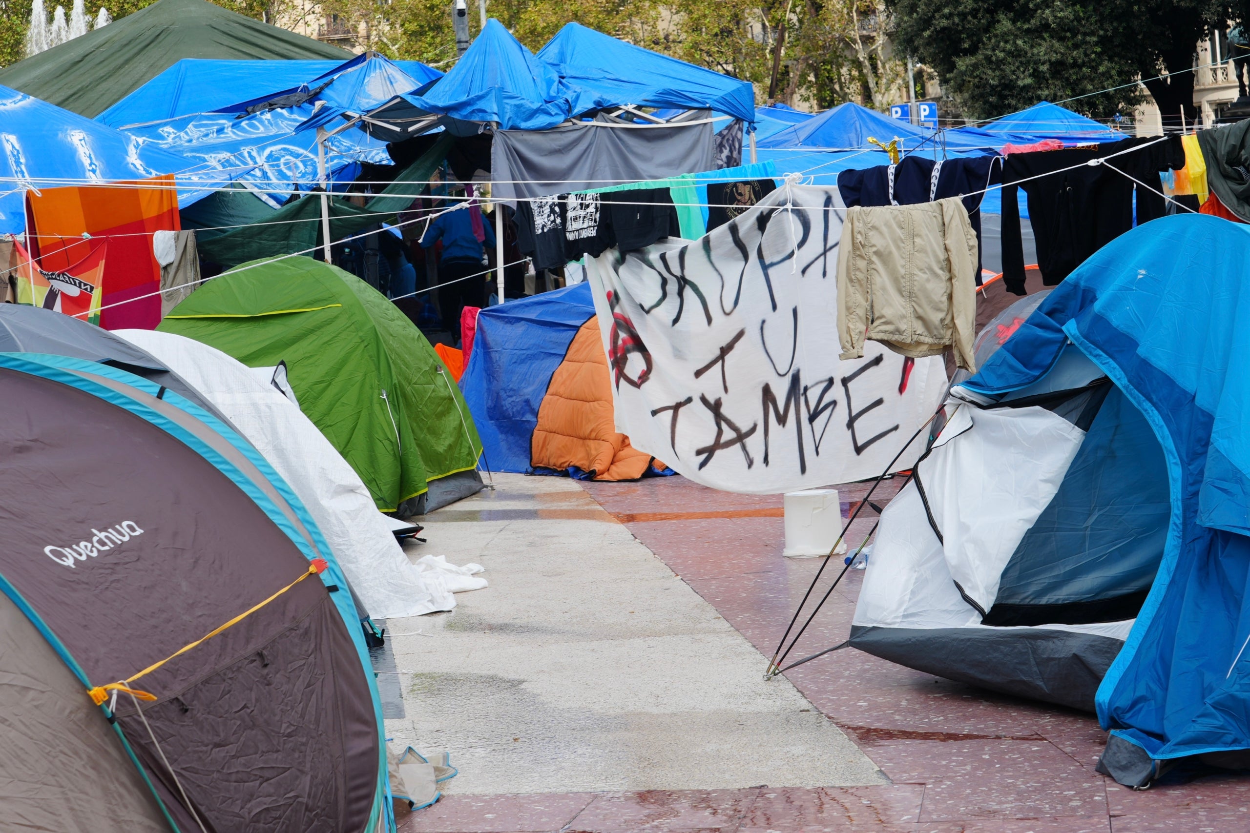 Tendes de campanya a la plaça de Catalunya / ACN-Nico Tomás