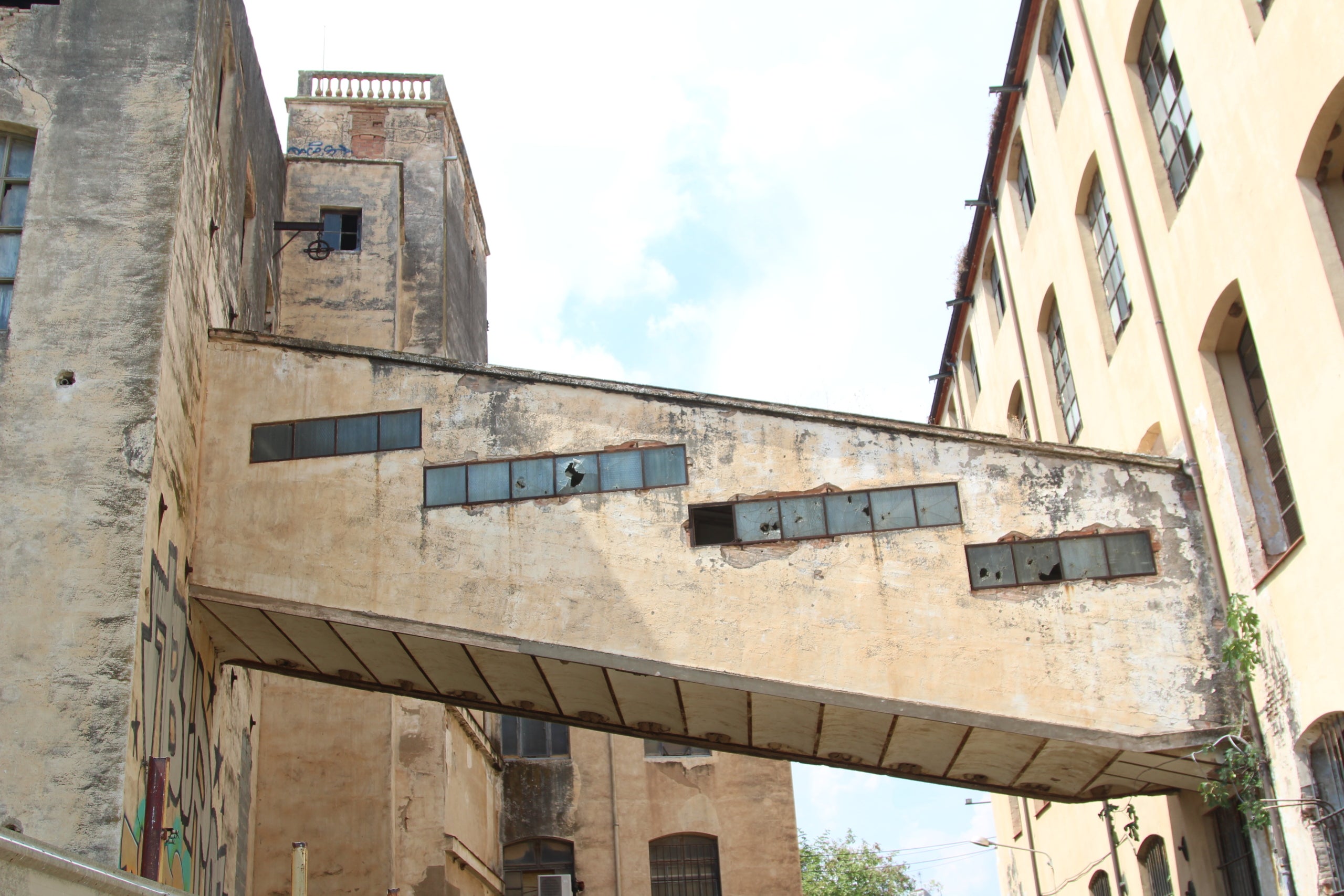 Alguns dels edificis supervivents de l'antiga colònia industrial de Can Bros, a Martorell / A.R.