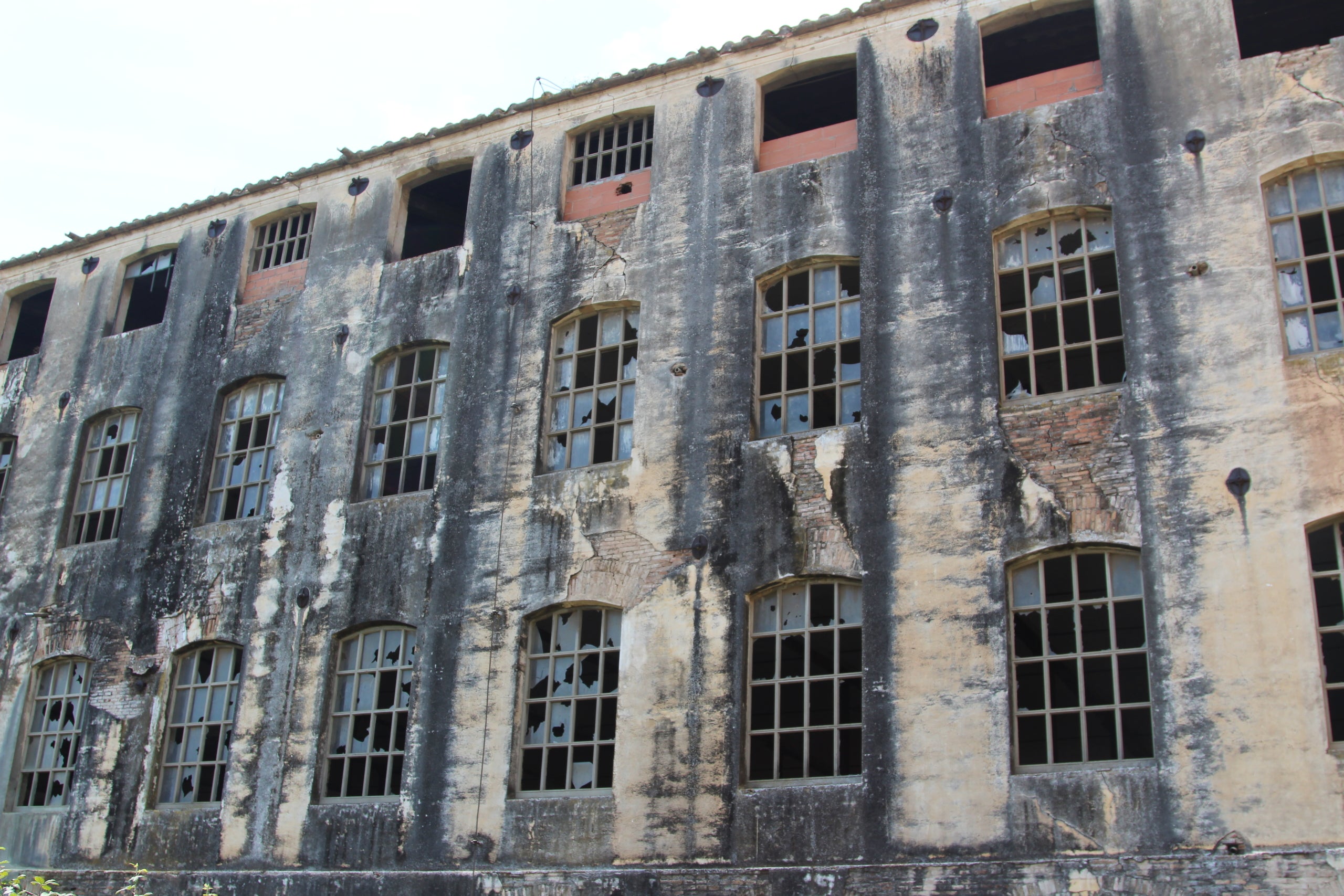 Alguns dels edificis supervivents de l'antiga colònia industrial de Can Bros, a Martorell / A.R.