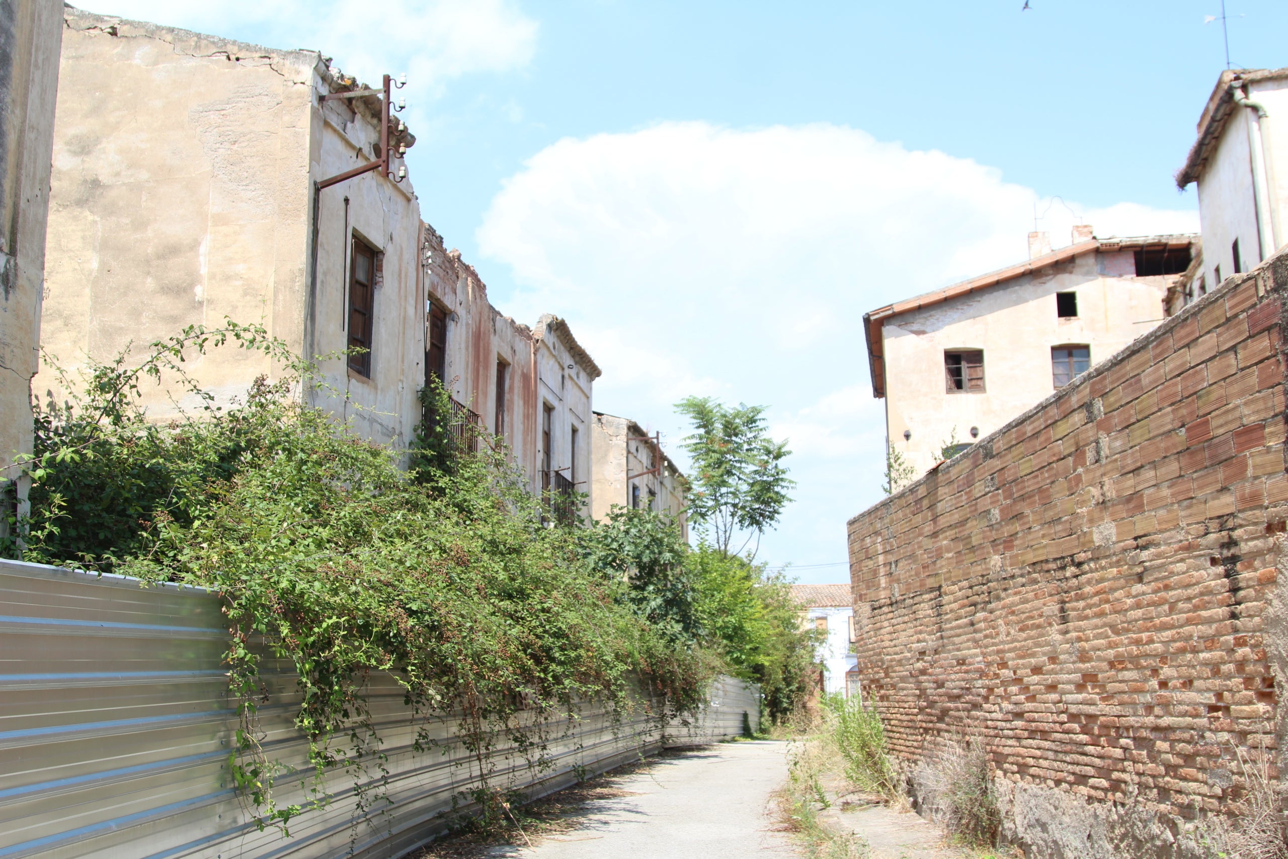 Alguns dels edificis supervivents de l'antiga colònia industrial de Can Bros, a Martorell / A.R.