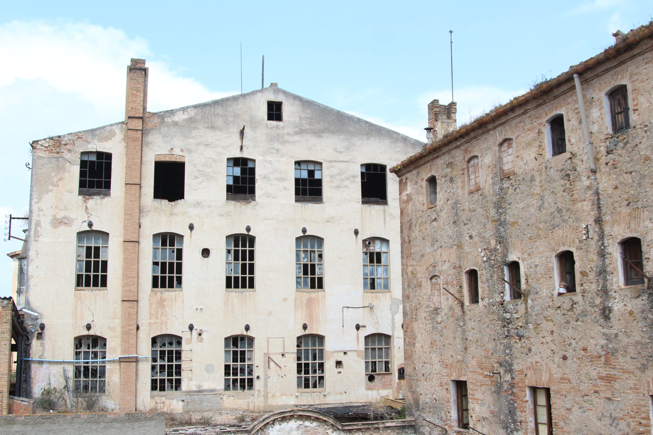 Alguns dels edificis supervivents de l'antiga colònia industrial de Can Bros, a Martorell / A.R.