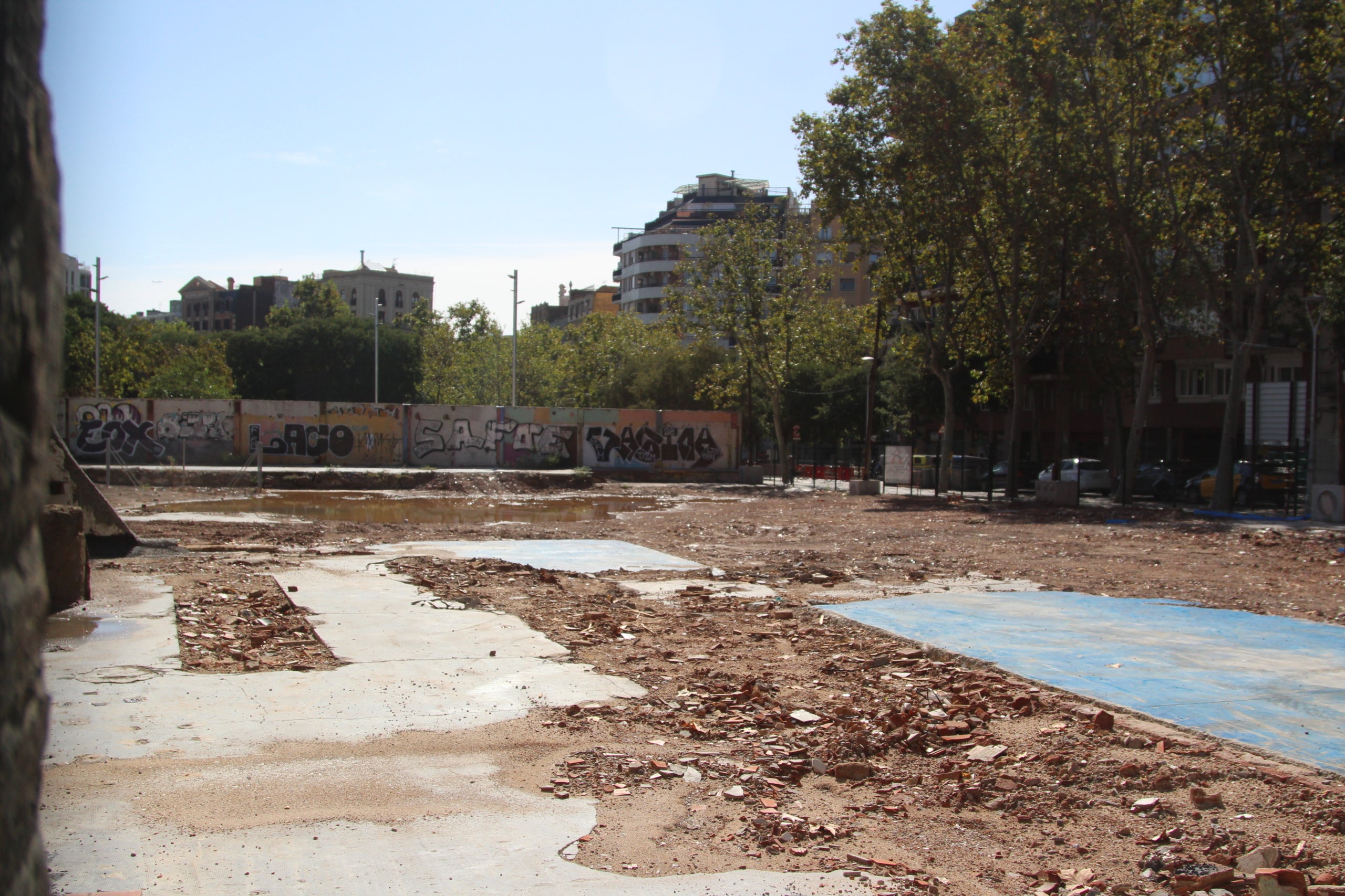 Solars resultants de l'enderroc de la façana nord de la plaça de les Glòries per guanyar zona verda i equipaments / A.R.