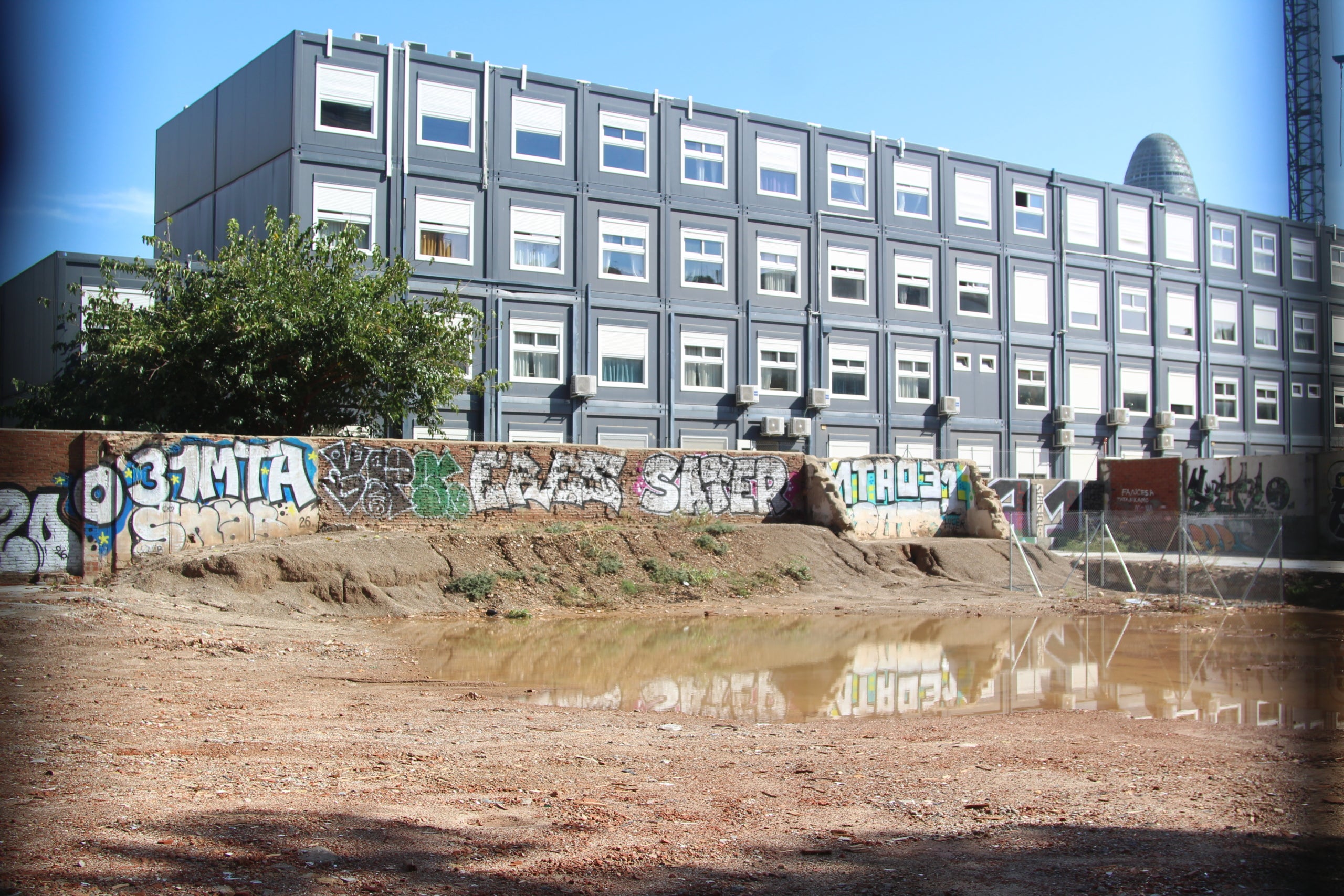 Solars resultants de l'enderroc de la façana nord de la plaça de les Glòries per guanyar zona verda i equipaments / A.R.