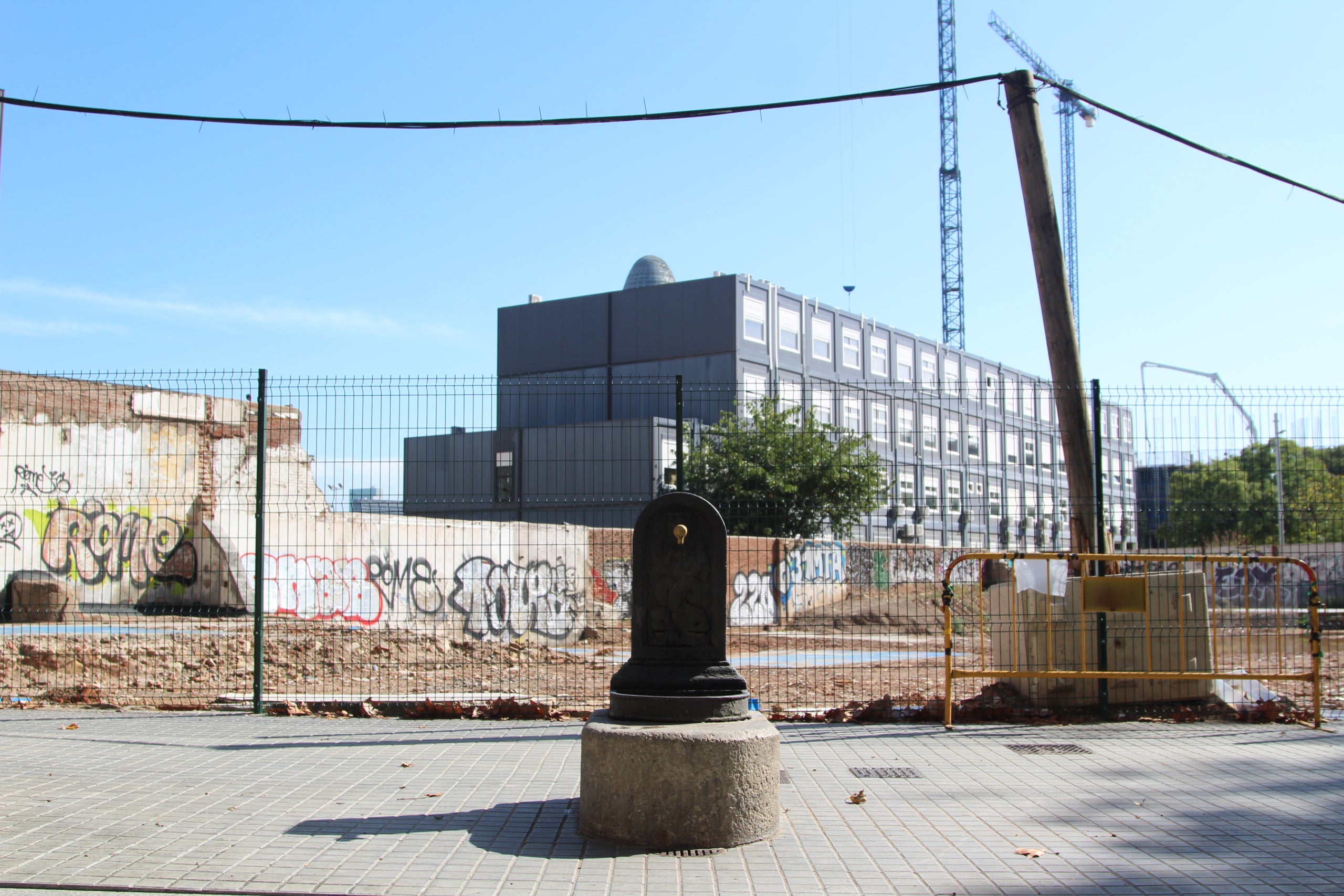 Solars resultants de l'enderroc de la façana nord de la plaça de les Glòries per guanyar zona verda i equipaments / A.R.
