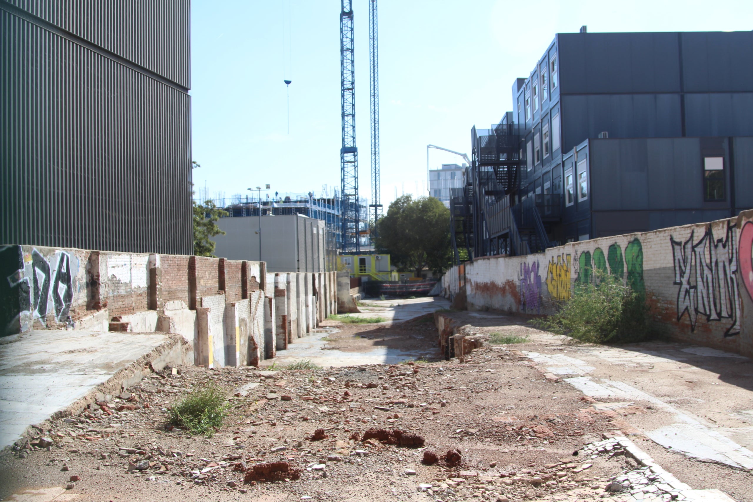 Solars resultants de l'enderroc de la façana nord de la plaça de les Glòries per guanyar zona verda i equipaments / A.R.