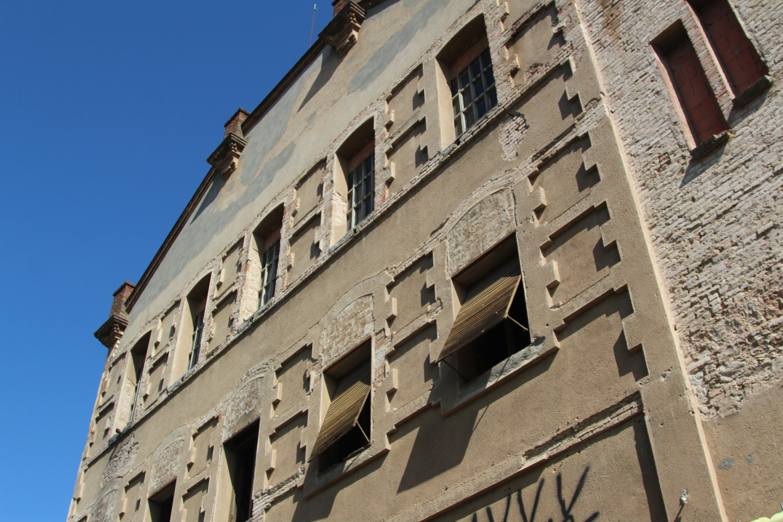 Part de la façana de l’antiga fàbrica de farines La Ceres Catalana, popularment coneguda com la Casa del Sucre i futur centre cultural a Glòries / A.R.