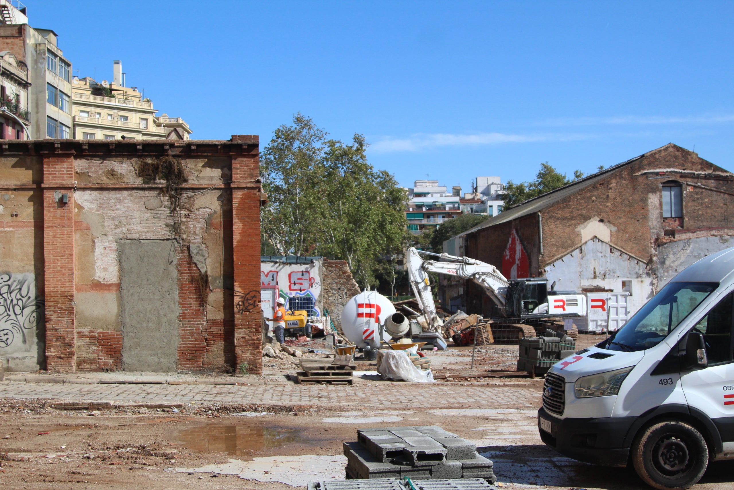 Solars resultants de l'enderroc de la façana nord de la plaça de les Glòries per guanyar zona verda i equipaments / A.R.