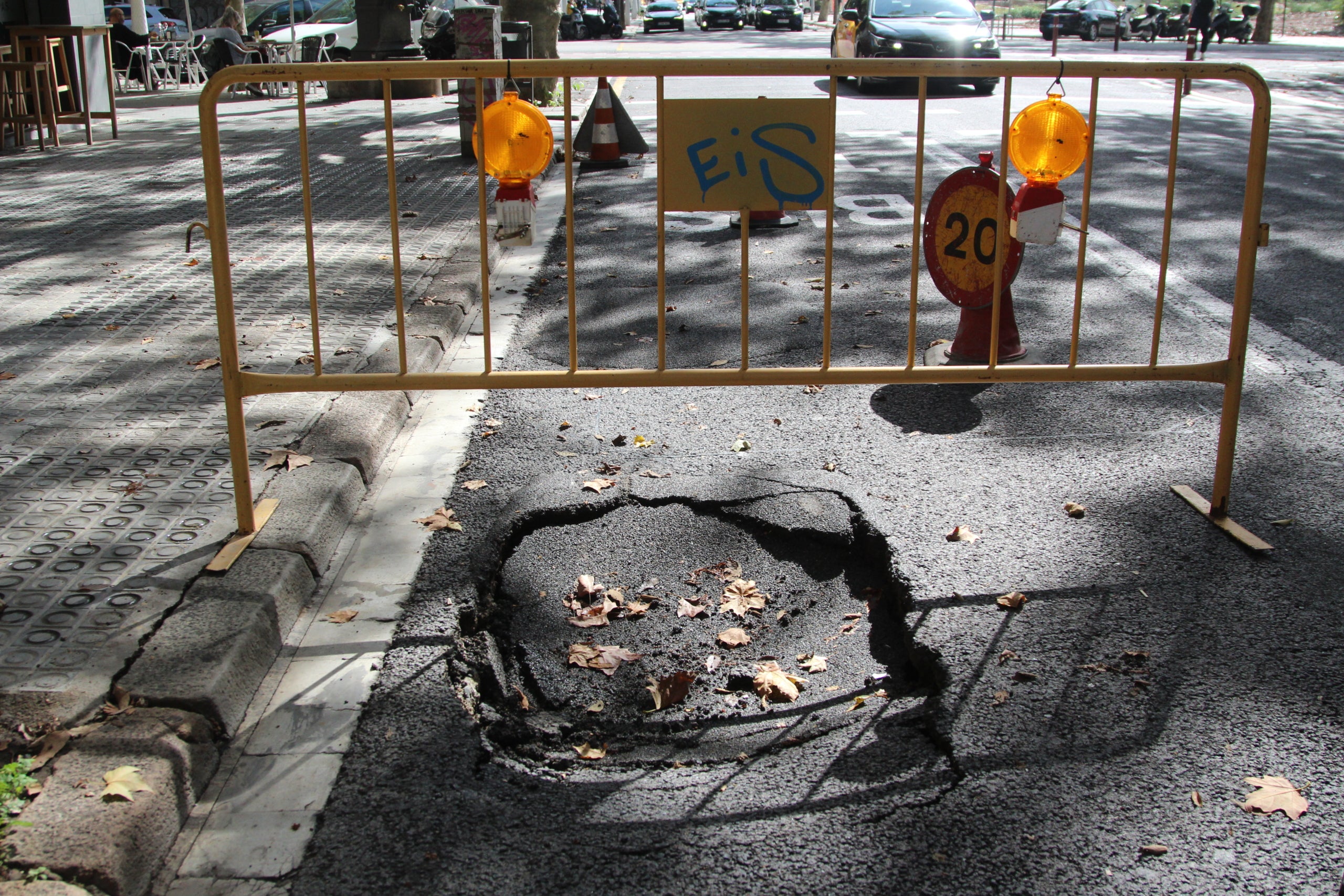 El sot que ha aparegut al carrer de la Independència, al tram que va des del Consell de Cent fins a Aragó / A.R.