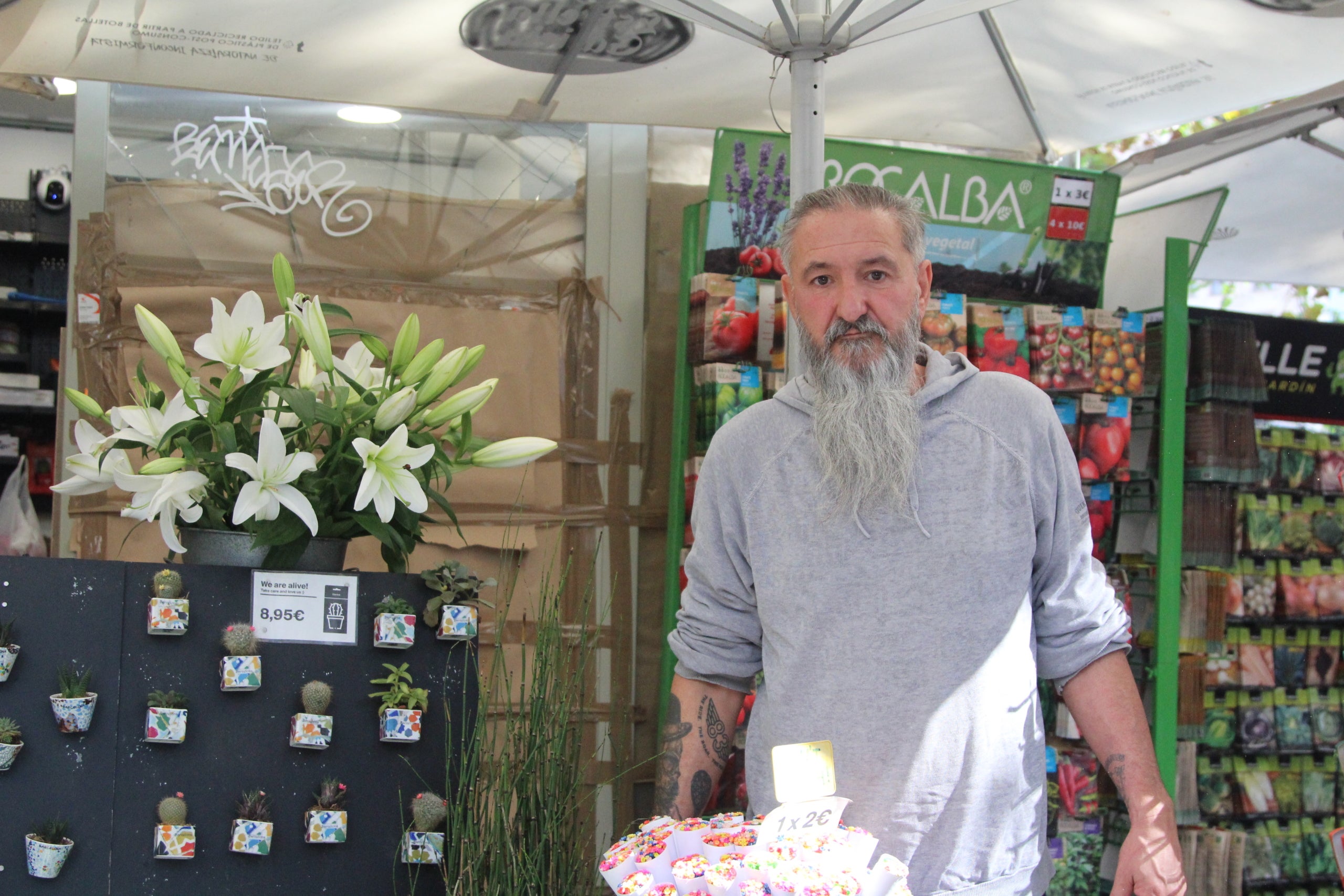 En José Moya, que fa quaranta anys que regenta una altra de les floristeries de la Rambla amb la seva dona, és un dels afectats pels aldarulls de dissabte / A.R.