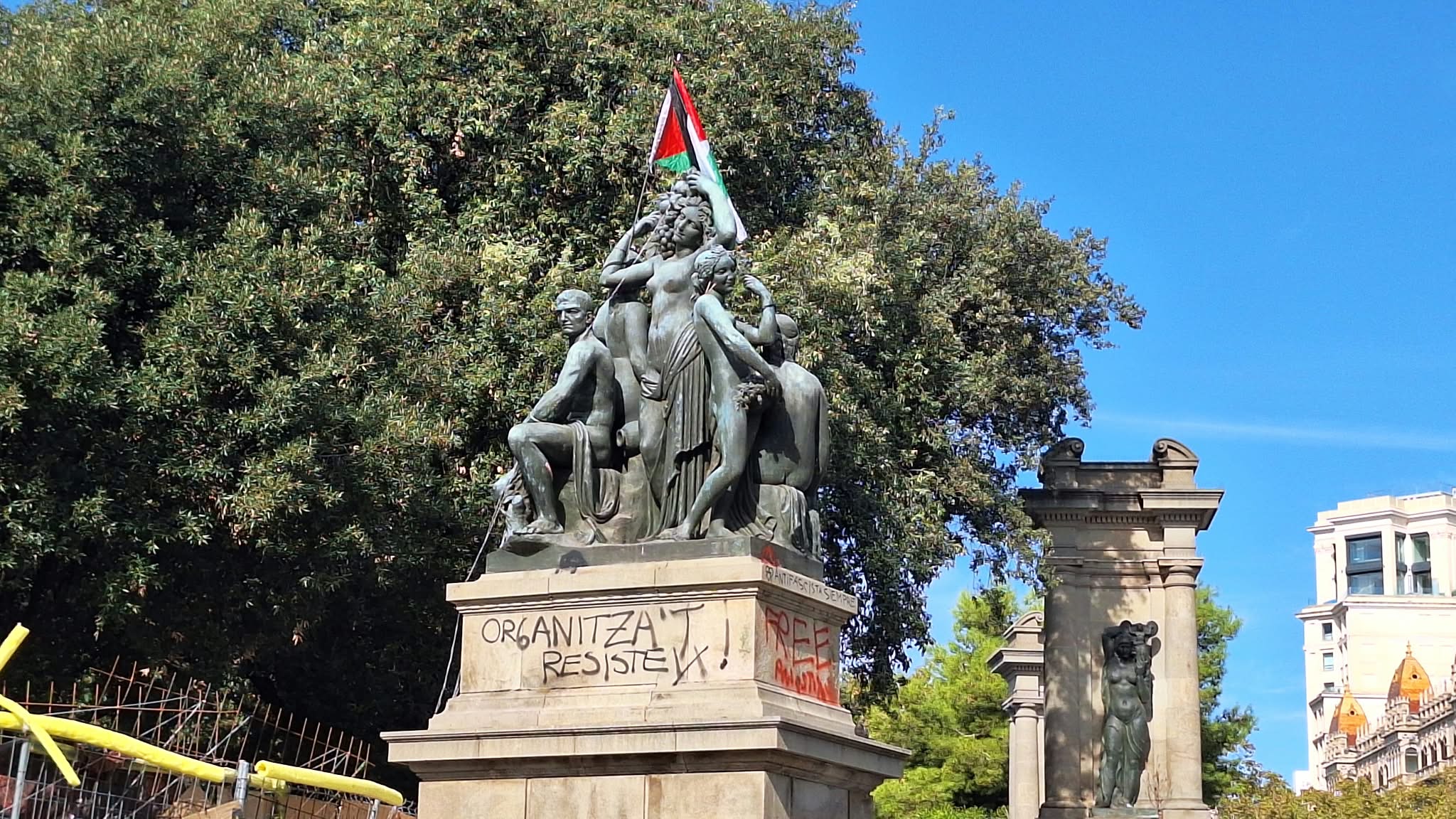 Una de les escultures vandalitzades a la plaça de Catalunya / Junts