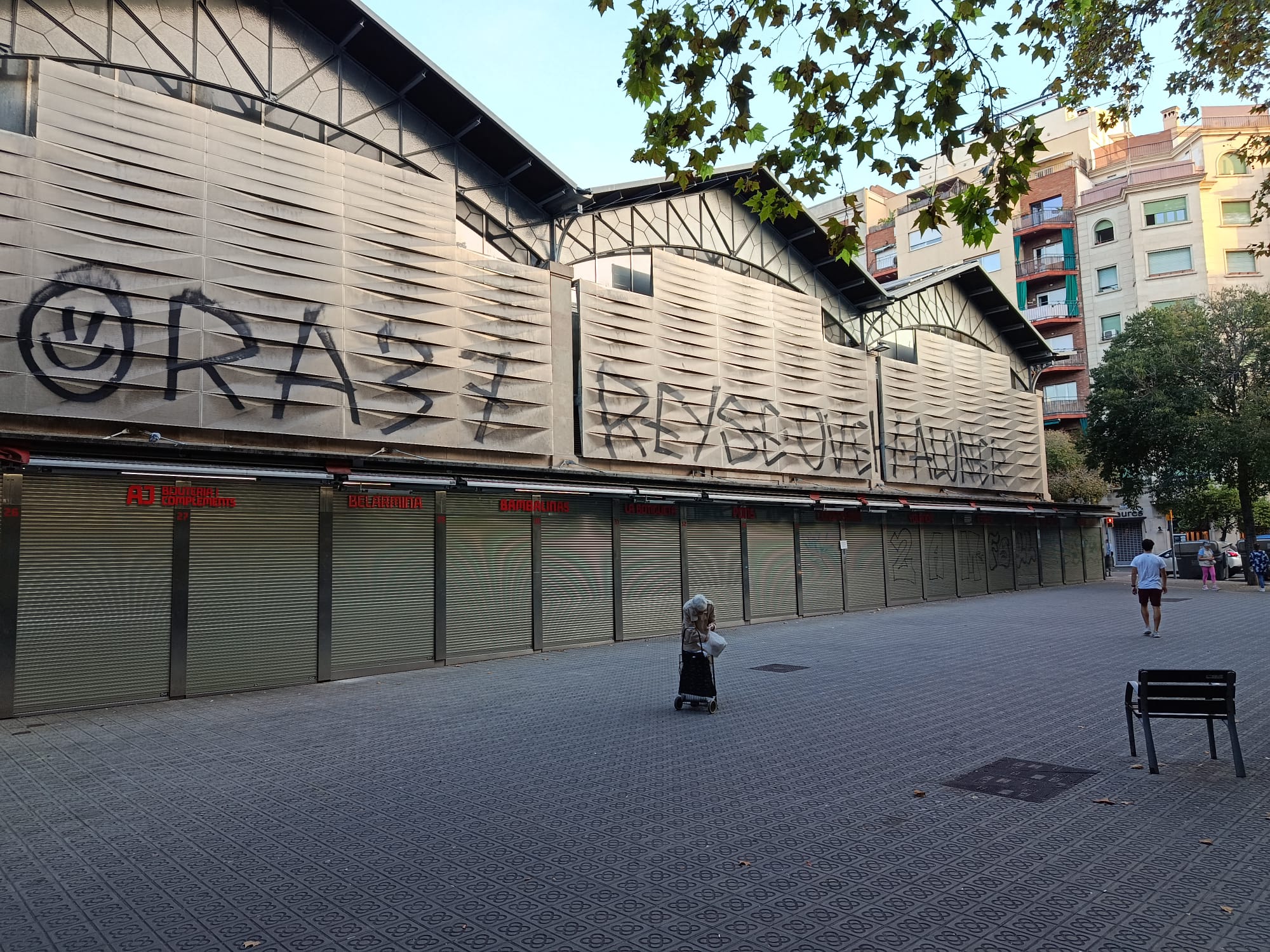 Una pintada gegant en una de les façanes del mercat del Ninot, aquesta setmana / Jordi Subirana 