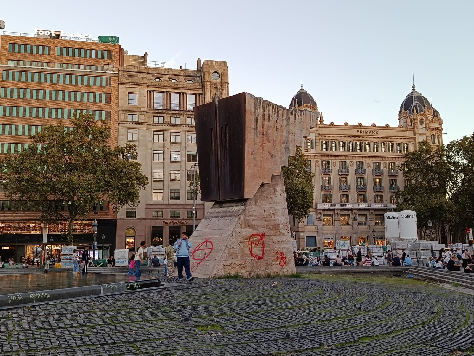 Pintades amb símbols okupa al monument de Francesc Macià, a la plaça de Catalunya / Jordi Subirana 