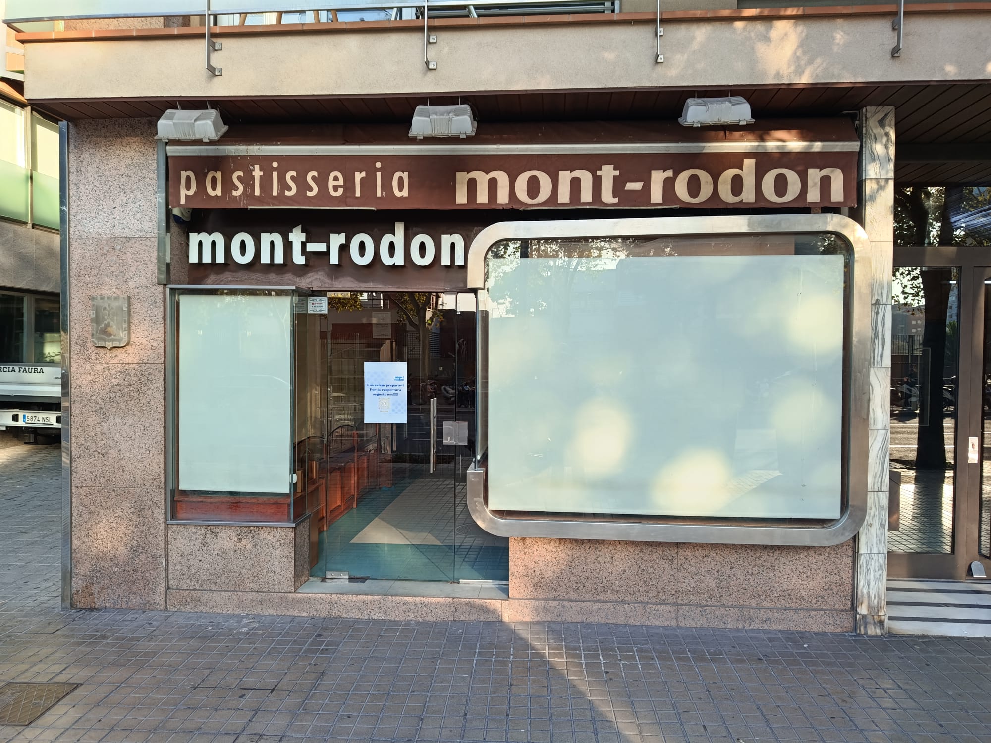 La pastisseria Mont-rodon, del barri de les Corts, tancada la setmana passada / Jordi Subirana 