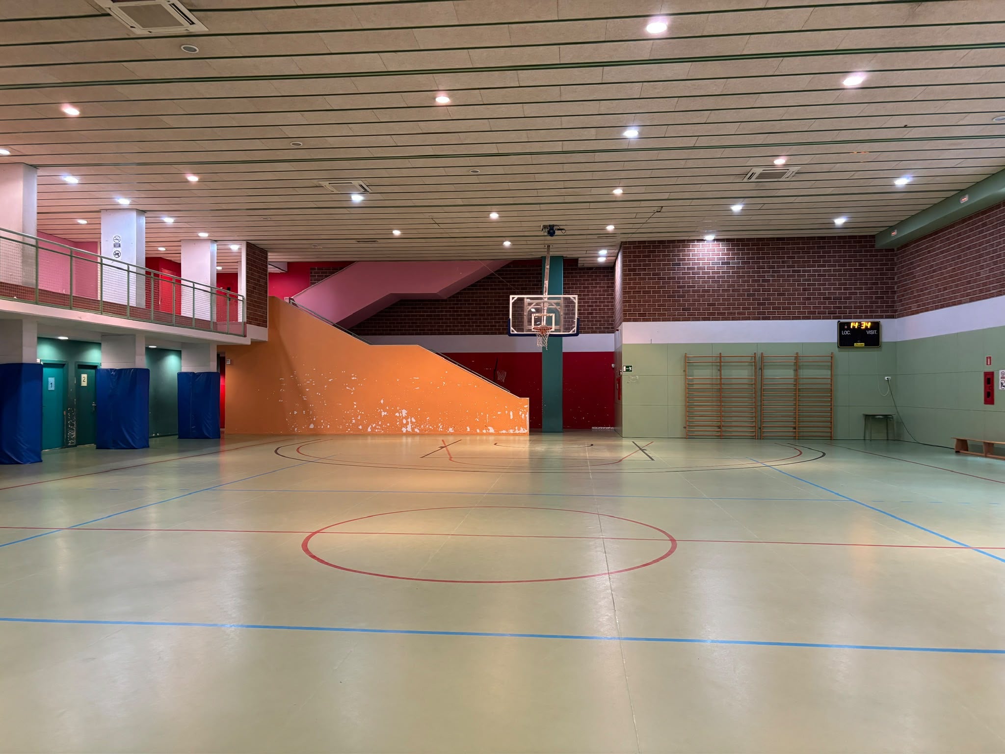 El pavelló de l'escola Josep Maria de Sagarra, on entrenen equips del Vedruna Gràcia Bàsquet / Cedida