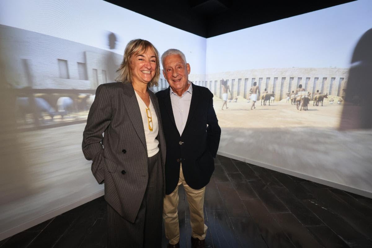 La directora del Museu Egipci, Maixaixa Taulé, i Jordi Clos Llombart, fundador de les instal·lacions i de la Fundació Arqueològica Clos, durant la inauguració de la nova sala immersiva / Museu Egipci de Barcelona