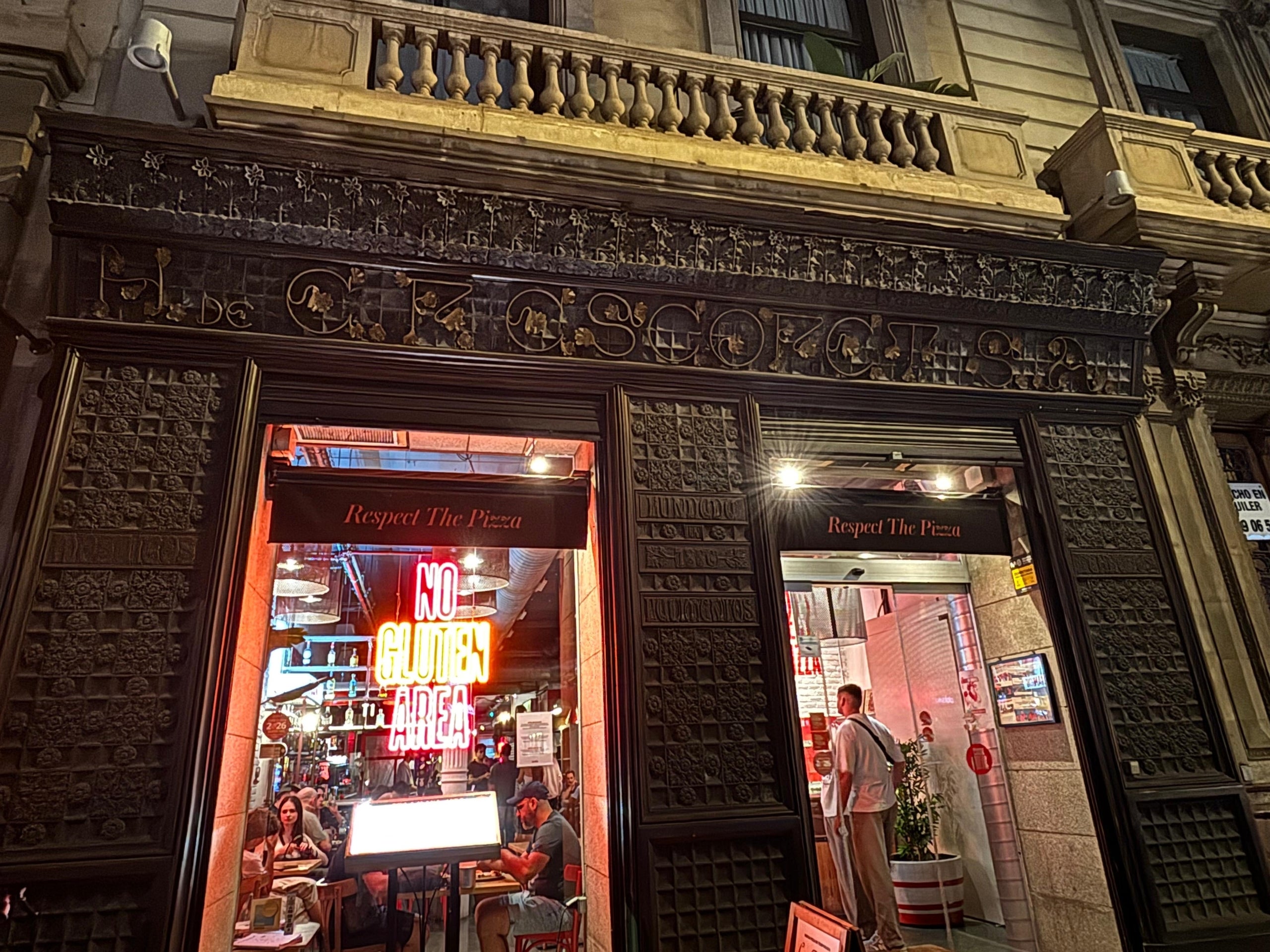 L'antiga botiga dels fabricants de mosaics hidràulics Escofet, a la ronda de la Universitat, es reconverteix en la seu del darrer establiment de la firma Can Pizza / TOT Barcelona
