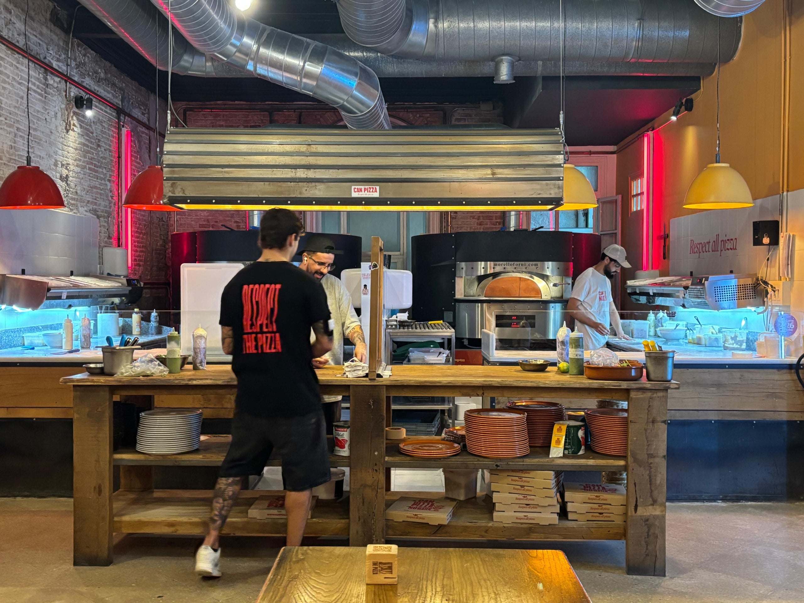 L'antiga botiga dels fabricants de mosaics hidràulics Escofet, a la ronda de la Universitat, es reconverteix en la seu del darrer establiment de la firma Can Pizza / TOT Barcelona