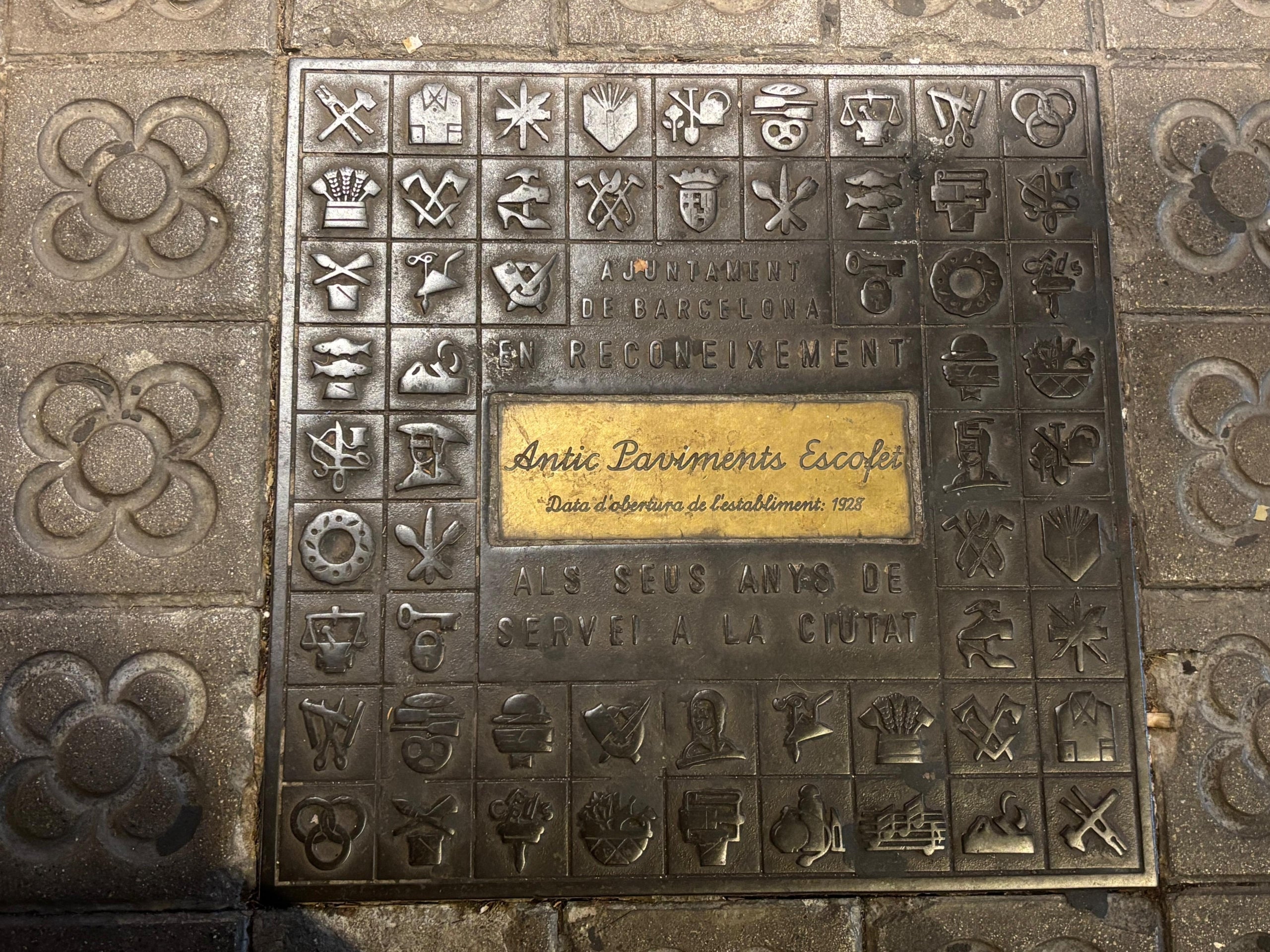 L'antiga botiga dels fabricants de mosaics hidràulics Escofet, a la ronda de la Universitat, es reconverteix en la seu del darrer establiment de la firma Can Pizza / TOT Barcelona