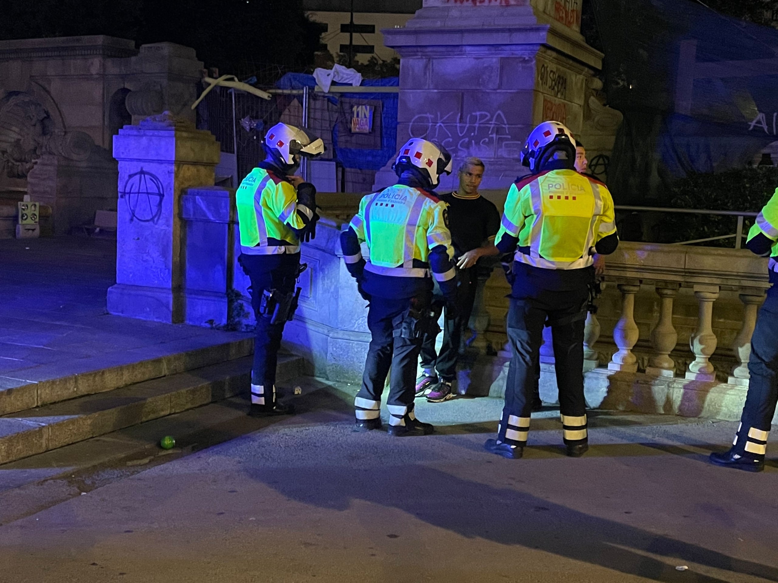 Els Mossos d'Esquadra fan un escorcoll a la plaça de Catalunya / Anton Rosa